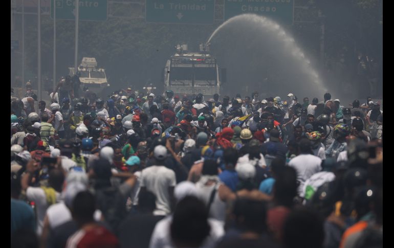 Fuerzas armadas lanzan un chorro de agua a manifestantes. EFE/M. Guitérrez