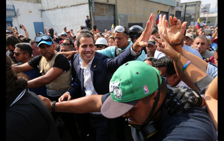 Guaidó saluda a simpatizantes en una calle. AP/F. Llano
