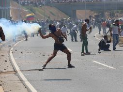 Este martes se han registrado enfrentamientos entre opositores y fuerzas leales al gobierno de Maduro. EFE / R. Peña
