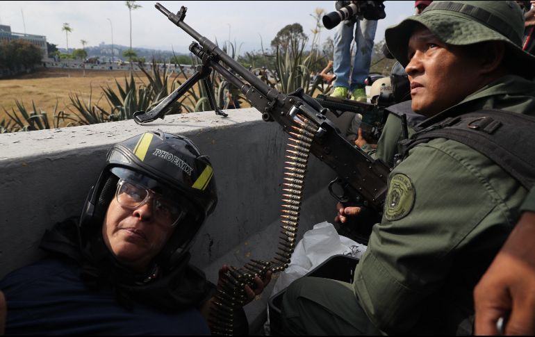 Miembros de las Fuerzas Armadas Bolivarianas, armados con armas de fuego, participan en una manifestación en apoyo a Juan Guaidó. EFE/M. Gutiérrez