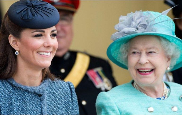 La reina Isabel da la distinción a Kate en la misma fecha de su aniversario de bodas. ESPECIAL