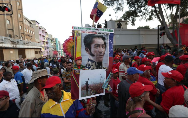 Simpatizantes del presidente Nicolás Maduro participan en una manifestación en apoyo al gobierno y celebran su victoria ante el levantamiento militar este martes. EFE/R. Peña