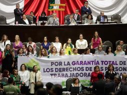 Legisladoras se manifiestan a favor de los derechos de las trabajadoras del hogar, durante la sesión en la Cámara de Diputados. SUN/I. Stephens