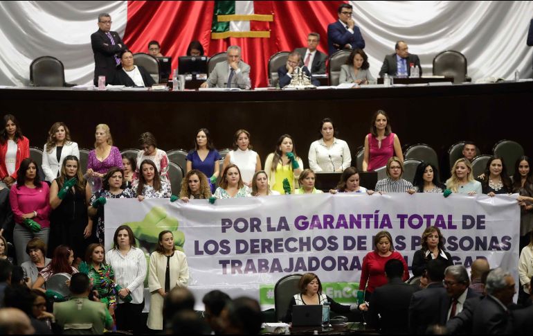 Legisladoras se manifiestan a favor de los derechos de las trabajadoras del hogar, durante la sesión en la Cámara de Diputados. SUN/I. Stephens