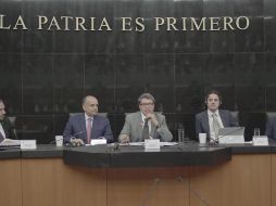 Ricardo Monreal (centro) mencionó que será la comisión permanente la que convoque a este periodo extraordinario, toda vez que la fecha anunciada es sólo un acuerdo político. TWITTER/RicardoMonrealA