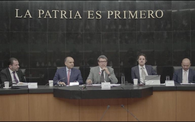 Ricardo Monreal (centro) mencionó que será la comisión permanente la que convoque a este periodo extraordinario, toda vez que la fecha anunciada es sólo un acuerdo político. TWITTER/RicardoMonrealA