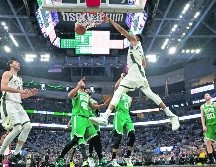 Giannis Antetokounmpo clava el balón para conseguir dos de sus 29 puntos en el juego de ayer. AP