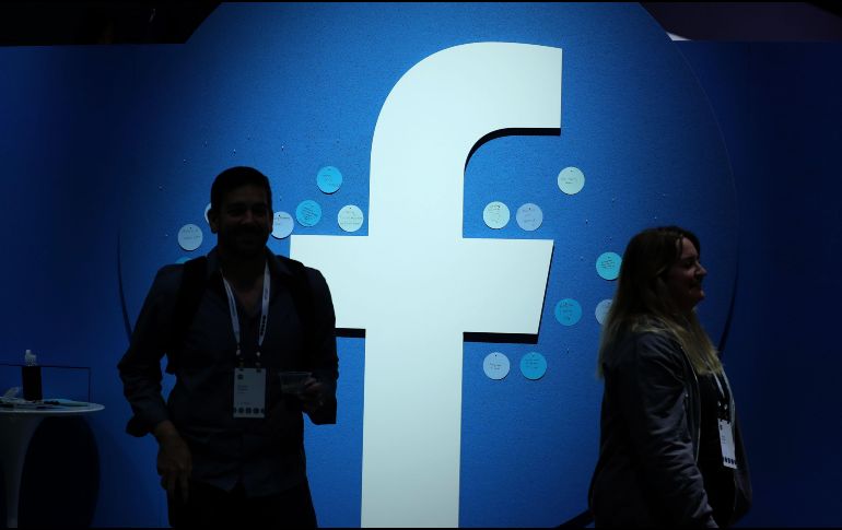 Según Mark Zuckerberg, Facebook tomará medidas para garantizar que los grupos que propaguen noticias falsas no sean recomendador por algoritmos de los usuarios. AFP / ARCHIVO