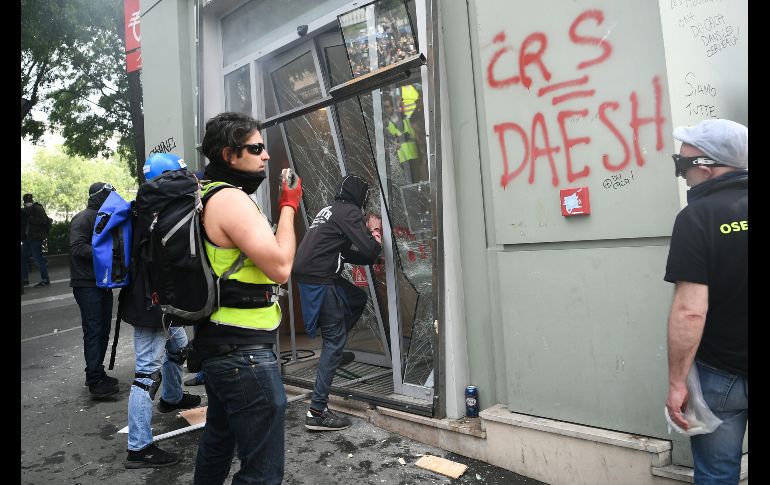 Comercios fueron vandalizados, como esta sucursal bancaria. AFP/A. Poujoulat