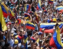 Opositores al gobierno de Maduro se manifiestan en Caracas en el marco del Día del Trabajo. AFP/F. Parra