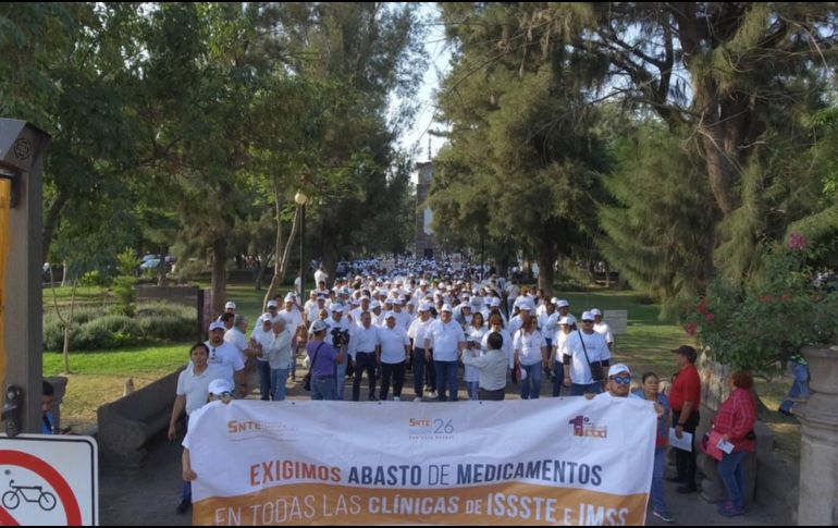 Integrantes de la SNTE marchan en San Luis Potosí para demandar mejores condiciones laborales en el Sector Salud. TWITTER/@seccion26snte