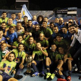 El "Loco" Abreu consigue su primer título como técnico