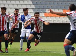 Macías aconseja a Matínez ganarse en los entrenamientos un lugar en el primer equipo de Chivas. INTERNET/www.chivasdecorazon.com.mx