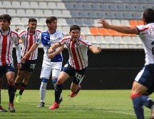 Macías aconseja a Matínez ganarse en los entrenamientos un lugar en el primer equipo de Chivas. INTERNET/www.chivasdecorazon.com.mx