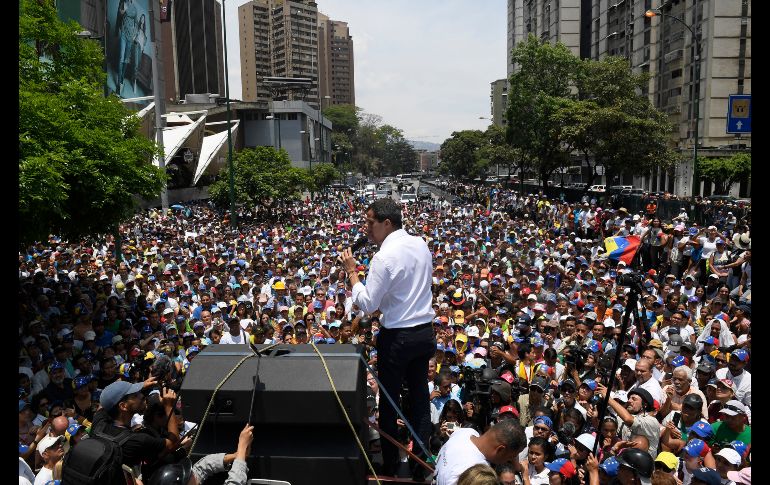 El líder opositor celebró que miles de personas estén en las calles protestando. AFP/F. Parra