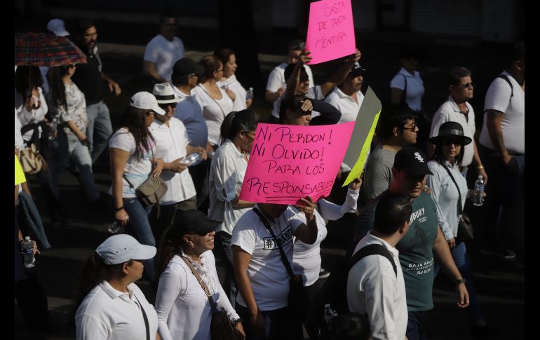 Cientos de trabajadores afiliados a los sindicatos oficiales -principalmente la CROC encabezada por Alfredo Barba Hernández- conmemoraron el Día del Trabajo esta mañana en el monumento a los Mártires del Movimiento Obrero del Parque Revolución. EL INFORMADOR/ A. Gallegos