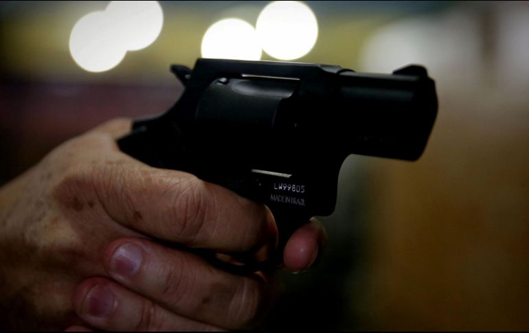 La propuesta de portar armas para los maestros está en marcha con la condición de que pasen por entrenamiento como los policías y pasen un examen psiquiátrico. EL INFORMADOR / ARCHIVO