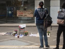 Alumnos de la Facultad de Ciencias Políticas y Sociales de la UNAM, montaron un altar con una silla en homenaje a la estudiante Aideé. NTX/A. Meléndez