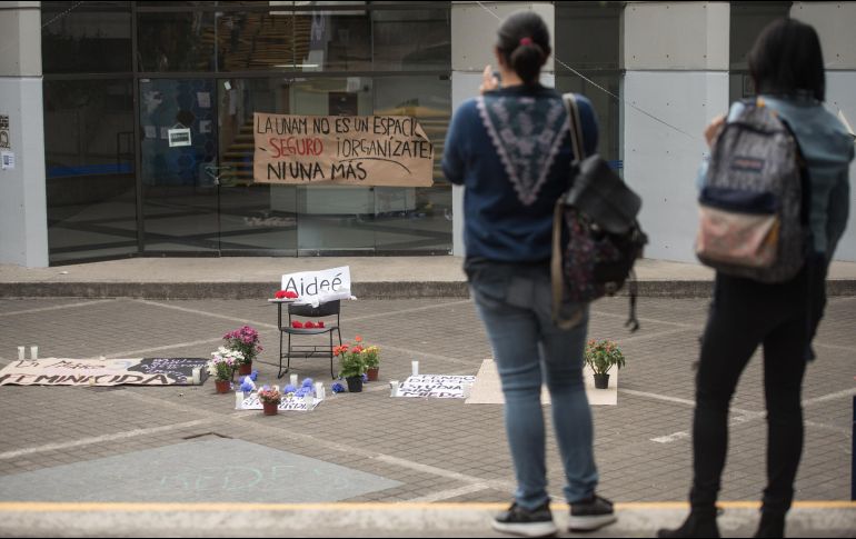Alumnos de la Facultad de Ciencias Políticas y Sociales de la UNAM, montaron un altar con una silla en homenaje a la estudiante Aideé. NTX/A. Meléndez