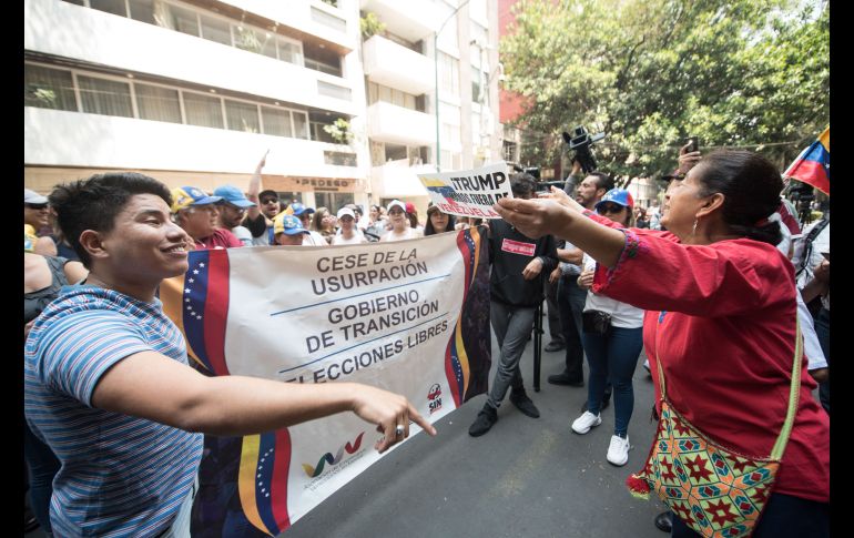 Personas a favor y en contra del gobierno de Maduro se manifestaron afuera de la embajada. NTX/A. Meléndez