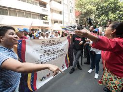 Personas a favor y en contra del gobierno de Nicolás Maduro se enfrentaron ayer durante protestas afuera de la Embajada de Venezuela en Ciudad de México. NTX/ARCHIVO