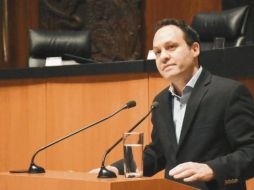 Castañeda entregó un oficio al presidente de la Mesa Directiva, el senador Martí Batres, con una lista de 22 asuntos que se debieron turnar a la Comisión Anticorrupción. ESPECIAL