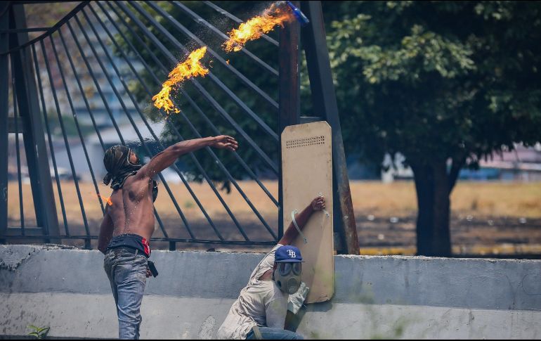 Seguidores del opositor Juan Guaidó lanzan bombas molotov en los disturbios de ayer. EFE/R. Peña