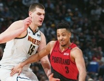 C.J. McCollum (#3) encabezó la ofensiva de Portland con 20 puntos. AP