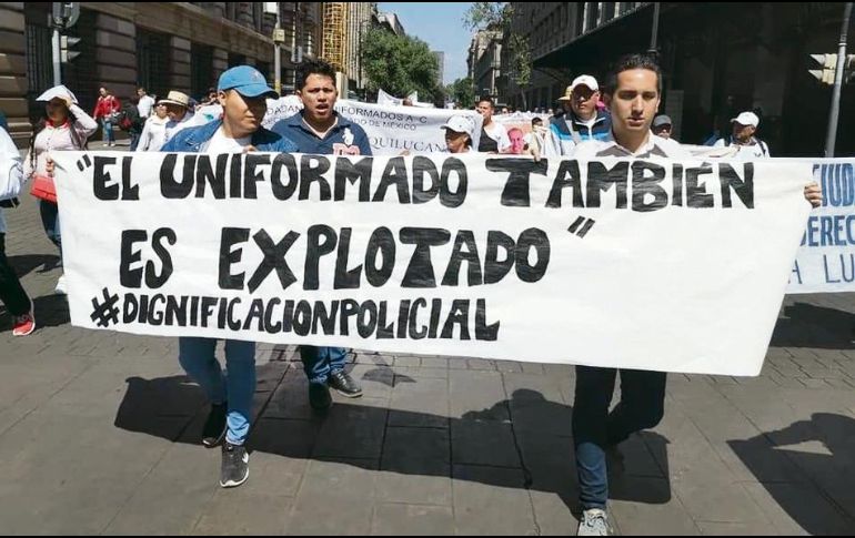 Más de 400 policías del país marcharon ayer en Ciudad de México para exigir mejores condiciones laborales. ESPECIAL