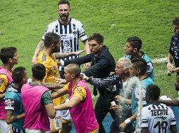 Los compañeros del guardameta argentino enseguida lo separaron y todo terminó en eso. MEXSPORT / E. Terrazas