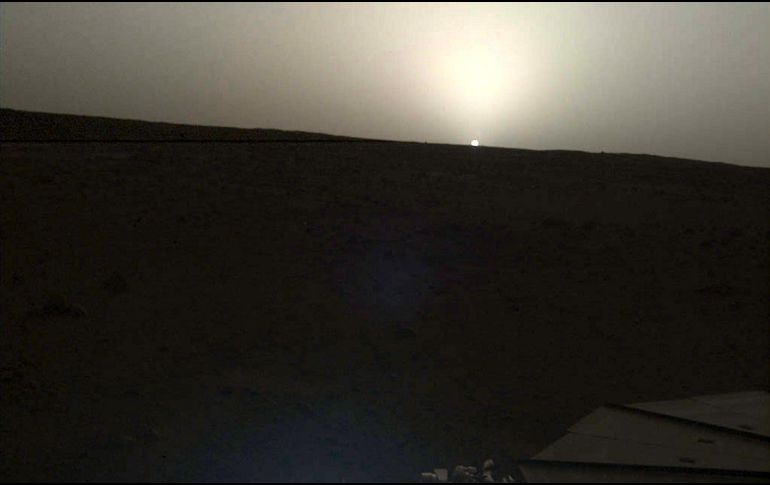 En las instantáneas tomadas por el brazo robótico de la nave el pasado 24 y 25 de abril, el Sol aparece a sólo dos tercios del tamaño que tiene cuando se ve desde la Tierra. EFE / NASA