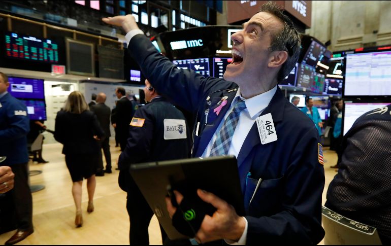 El NYSE Composite también cede 11.22 puntos (-0.09 por ciento) al operar en 12 mil 934.91 unidades. AP / R. Drew