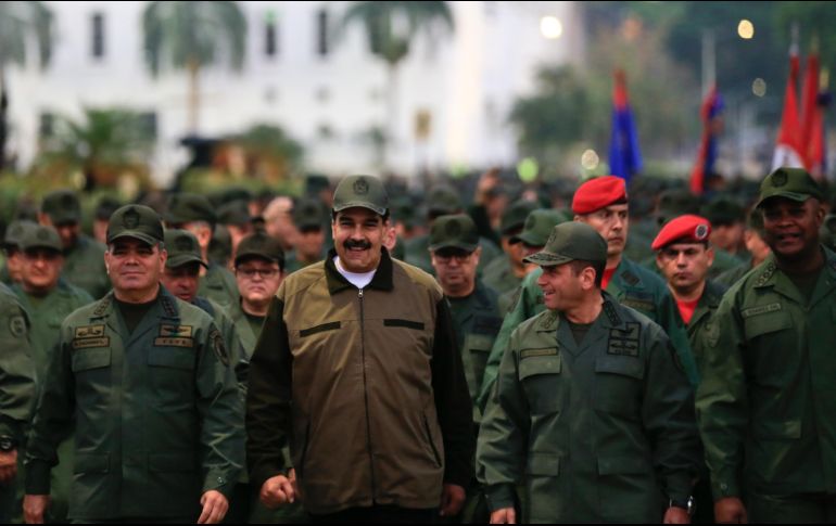 Nicolás Maduro (c) con miembros de las Fuerzas Armadas Bolivarianas de Venezuela en su visita al Fuerte Tiuna, en Caracas. AFP/Prensa de Palacio Miraflores