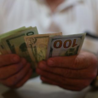 El dólar baja al cierre, se vende hasta en 19.41 pesos