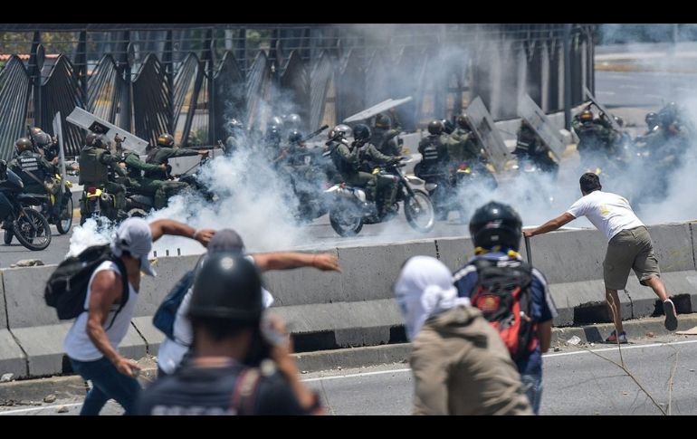 Se elevaron a cuatro las muertes que dejaron las protestas antigubernamentales de los últimos dos días en Venezuela tras el fallido alzamiento militar. AFP/