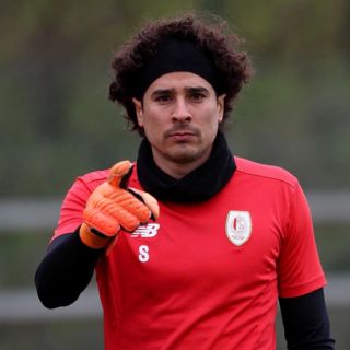 Standard bloquea la salida de Guillermo Ochoa