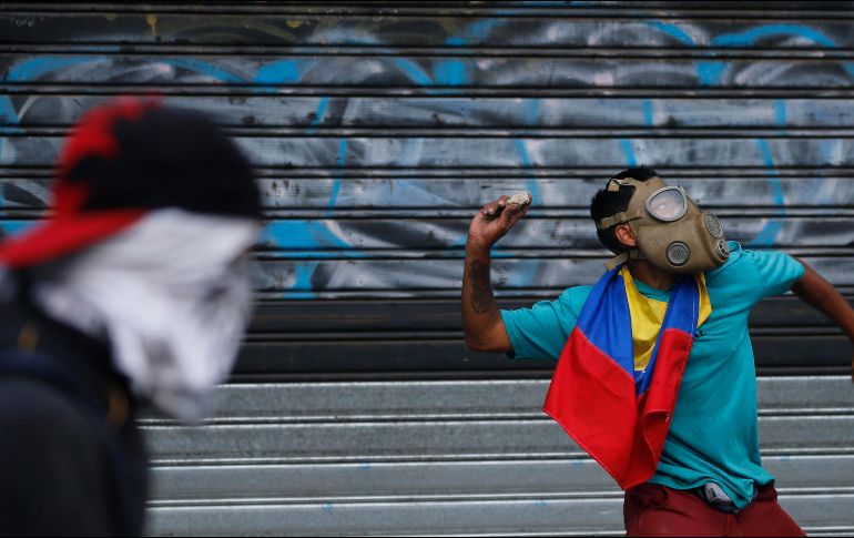 Desde el pasado martes se han desatado los enfrentamientos en Venezuela. AP / F. Llano
