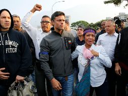Simpatizantes marchan junto a Leopoldo López durante el levantamiento contra Nicolás Maduro, el pasado martes. AP/A. Cubillos