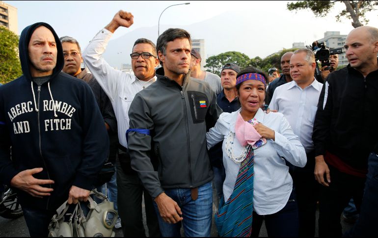 Simpatizantes marchan junto a Leopoldo López durante el levantamiento contra Nicolás Maduro, el pasado martes. AP/A. Cubillos