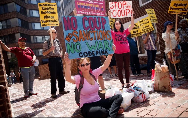 Activistas de la organización Code Pink participan en una protesta en la embajada venezolana en Washington. EFE/S. Thew