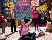 Activistas de la organización Code Pink participan en una protesta en la embajada venezolana en Washington. EFE/S. Thew