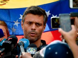 Leopoldo López reaparece en público luego de que un tribunal de Caracas ordenara su captura tras haber burlado el martes el arresto domiciliario. AFP / J. Barreto