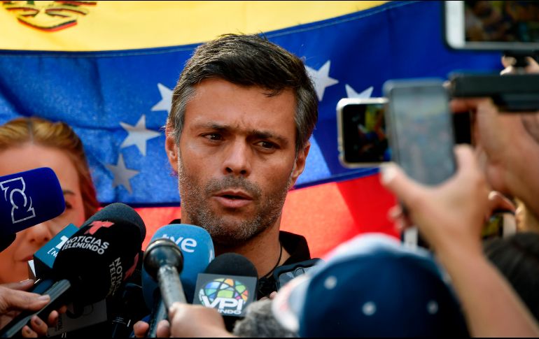 Leopoldo López reaparece en público luego de que un tribunal de Caracas ordenara su captura tras haber burlado el martes el arresto domiciliario. AFP / J. Barreto