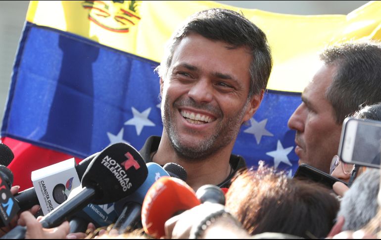 Este jueves, un tribunal de Caracas libró una orden de aprehensión contra López por violar su arresto domiciliario. AP/M. Mejía