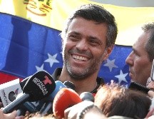 Este jueves, un tribunal de Caracas libró una orden de aprehensión contra López por violar su arresto domiciliario. AP/M. Mejía