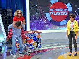 Carmen Muñoz. La conductora (de amarillo) pasó un gran rato en el programa.  ESPECIAL/TV Azteca