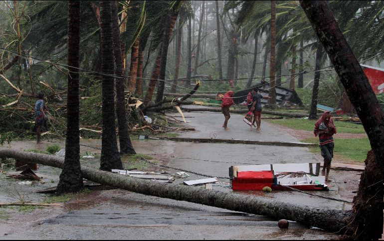Según las previsiones meteorológicas, el ciclón continuará moviéndose tierra a dentro hacia el noreste, perdiendo fuerza mientras continúa su camino hacia Bangladesh. EFE / Str