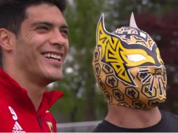 Sin Cara (D) asistirá al partido de mañana entre los Wolves y el Fulham. TWITTER/@Wolves