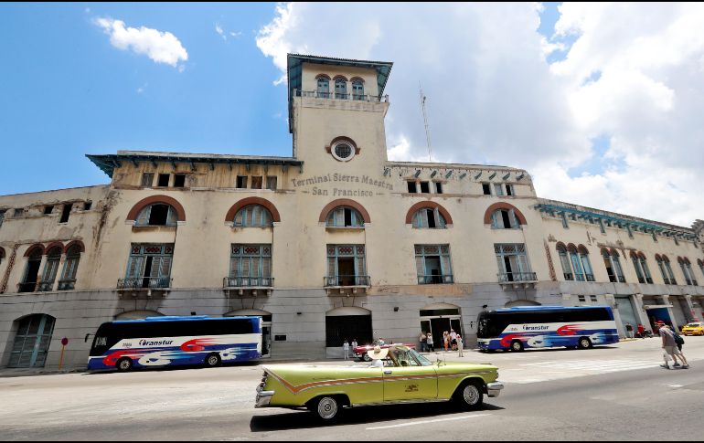 Varios autos son vistos frente a la terminal de Cruceros este jueves en La Habana. EFE/E. Mastrascusa