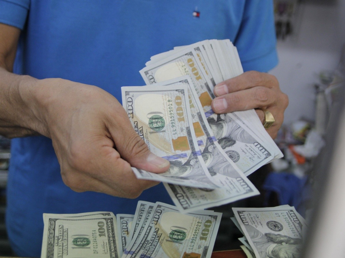  El dólar cierra la semana con descenso de 17 centavos
